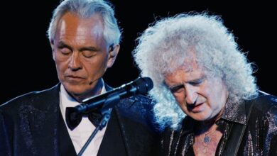 Andrea Bocelli and Brian May performing Who Wants to Live Forever.