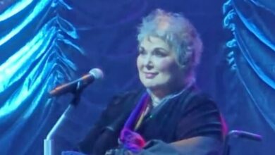 Ann Wilson seated onstage with her arm supported during Heart’s 2025 tour.