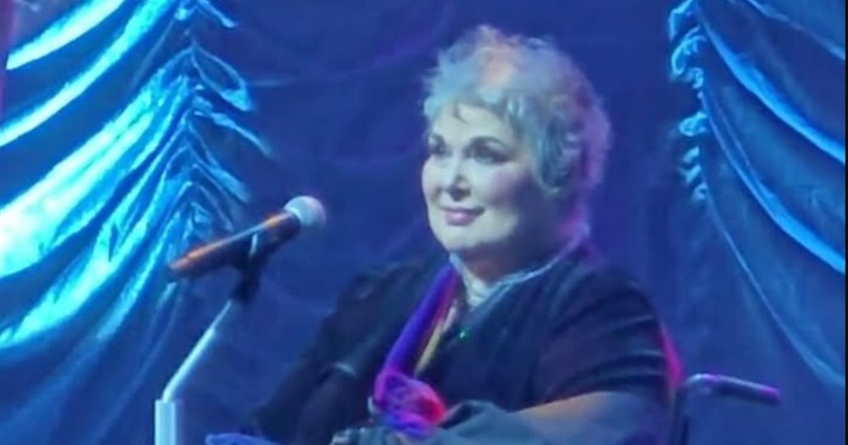 Ann Wilson seated onstage with her arm supported during Heart’s 2025 tour.