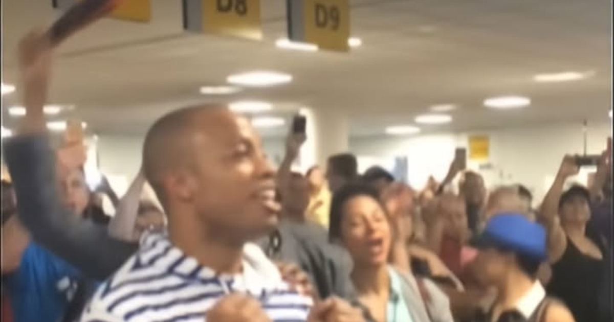 The Lion King and Aladdin Casts Turn an Airport Delay Into a Broadway Sing-Off