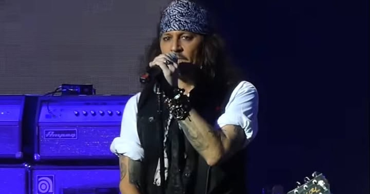 Johnny Depp Sings David Bowie’s “Heroes” With the Hollywood Vampires