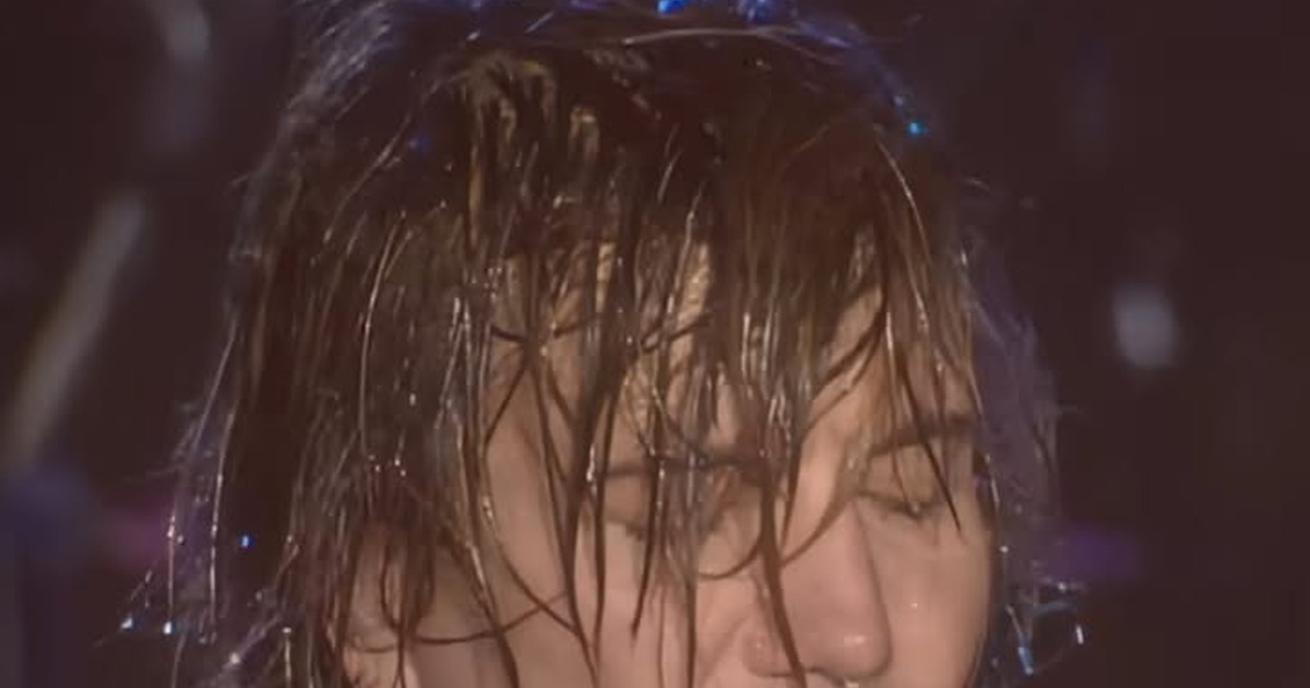 Goo Goo Dolls’ Rain-Soaked “Iris” in Buffalo Becomes an Unforgettable Live Moment