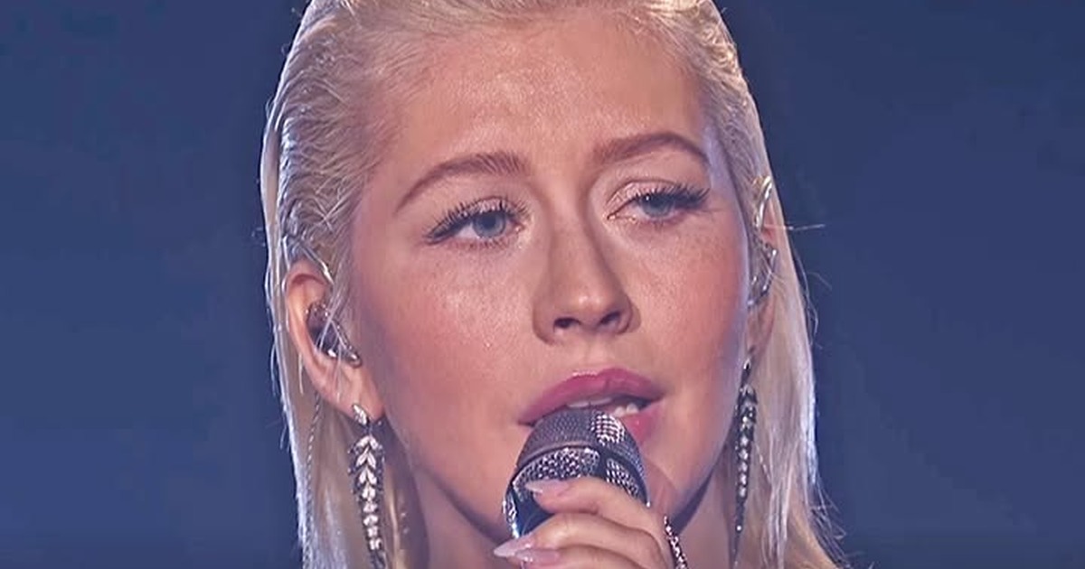 Christina Aguilera Honors Whitney Houston With a Bodyguard Medley at the AMAs
