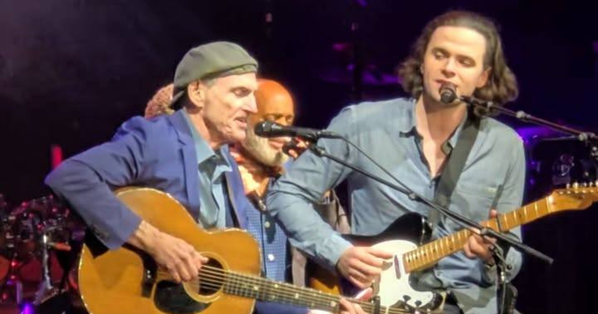 James Taylor and Son Henry Sing “You Can Close Your Eyes” Together in Anaheim