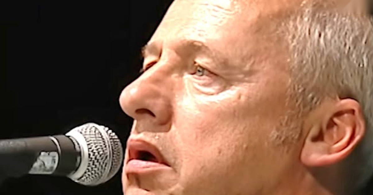 Mark Knopfler’s “Brothers In Arms” Live In Berlin Became One Of The Most Haunting Performances Of His Career