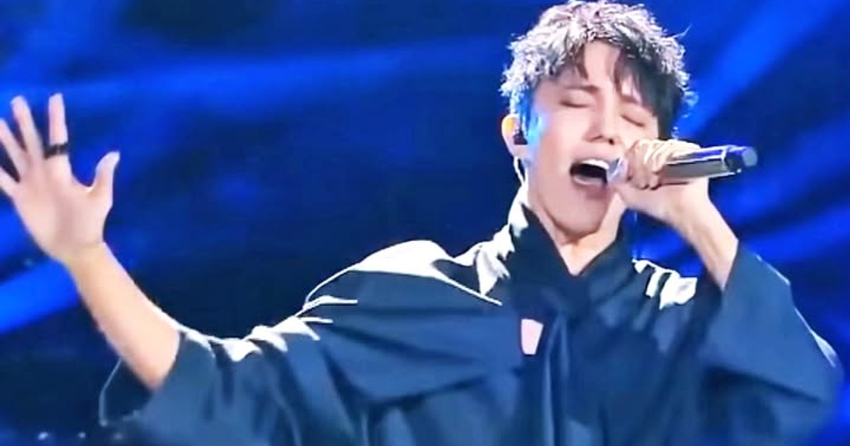 Dimash Builds an Extraordinary Vocal Arc in “SOS d’un terrien en détresse”