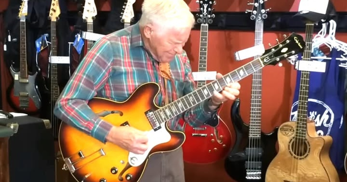 Bob Wood Turns a Nashville Guitar-Shop Visit Into a “Bésame Mucho” Showcase