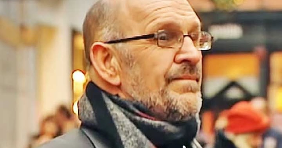 Martin Hurkens Brings a Concert Voice to the Street With ‘You Raise Me Up’