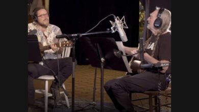 Willie Nelson and His Sons Revisit a First Guitar Lesson in “Blue Eyes Crying in the Rain”
