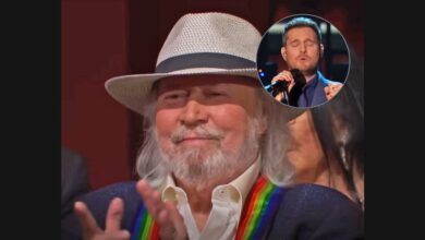 Michael Bublé Sings “How Can You Mend a Broken Heart” for Barry Gibb