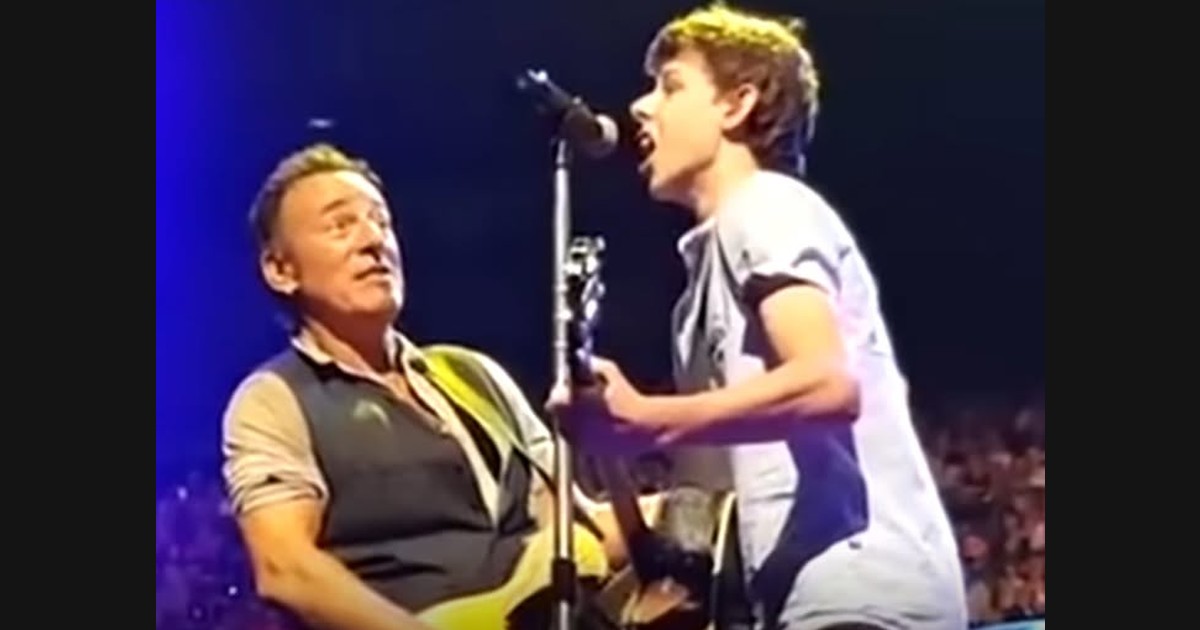 Bruce Springsteen Gives a Young Fan a Turn at “Growin’ Up”