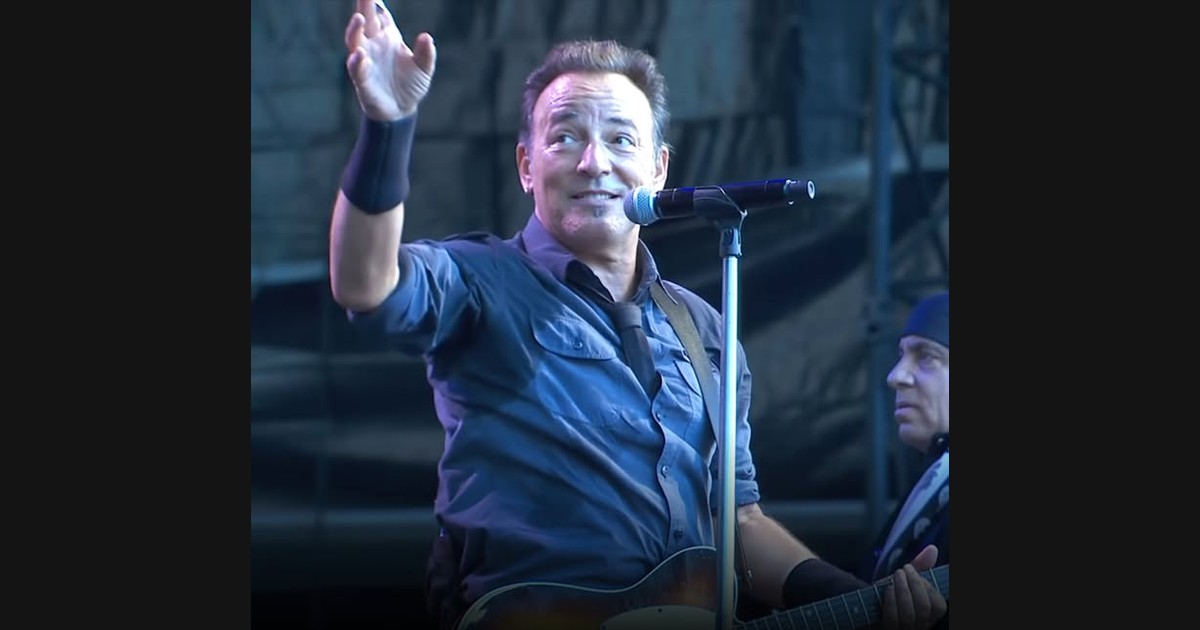 Bruce Springsteen and the E Street Band Work Out “You Never Can Tell” Onstage