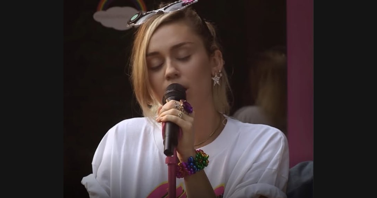 Miley Cyrus Gives “The First Time Ever I Saw Your Face” a Close Vocal Setting