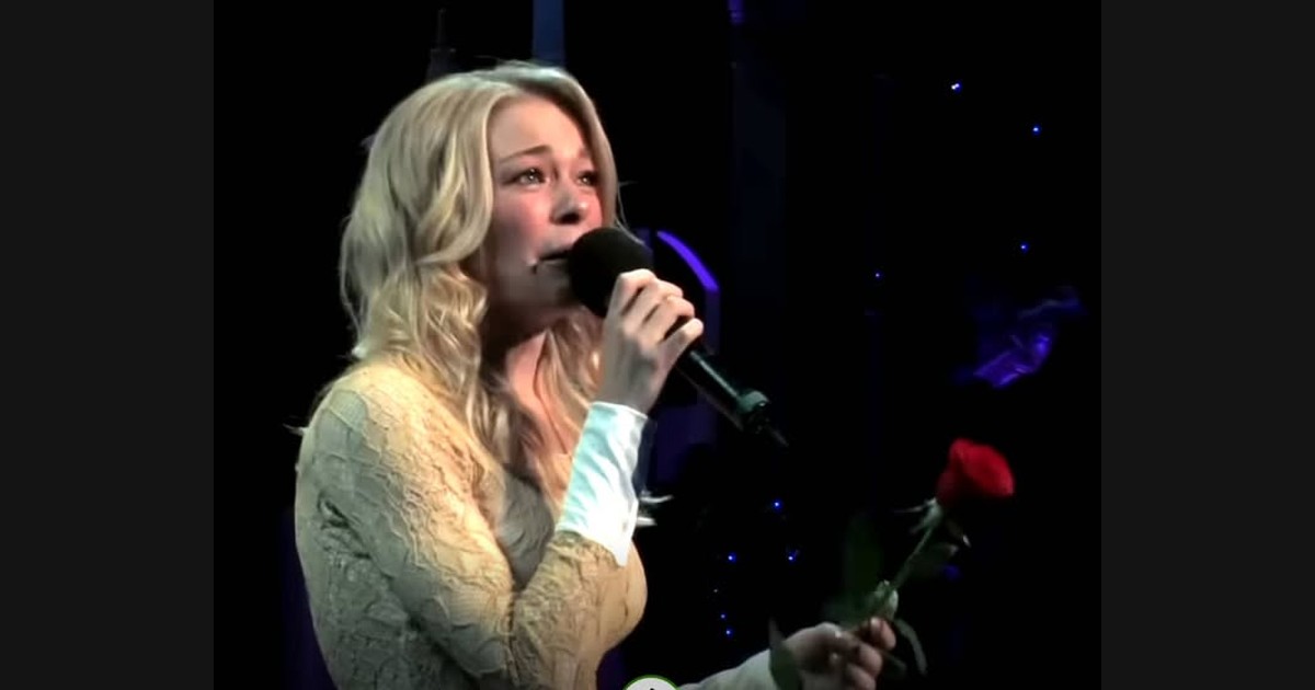 LeAnn Rimes and a Chorus Share the Long Lines of “The Rose”
