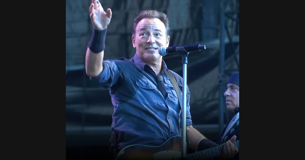 An Audience Sign Starts Springsteen’s “You Never Can Tell”