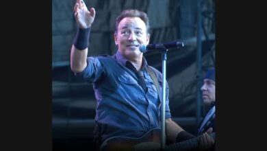Springsteen Works an Audience Request into a Band Performance