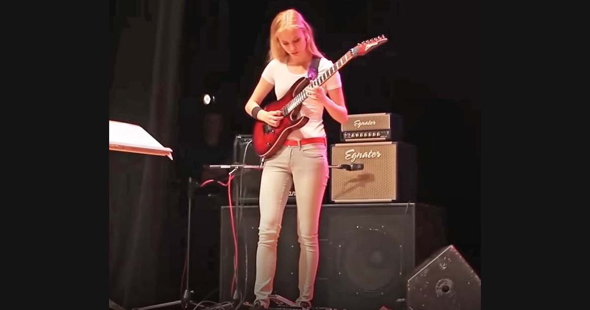 A Live Audience Frames Laura Lāce’s “Canon Rock”