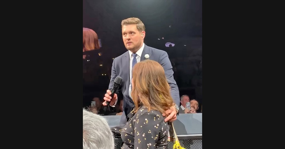 Diana Fairbanks Takes the Microphone beside Michael Bublé