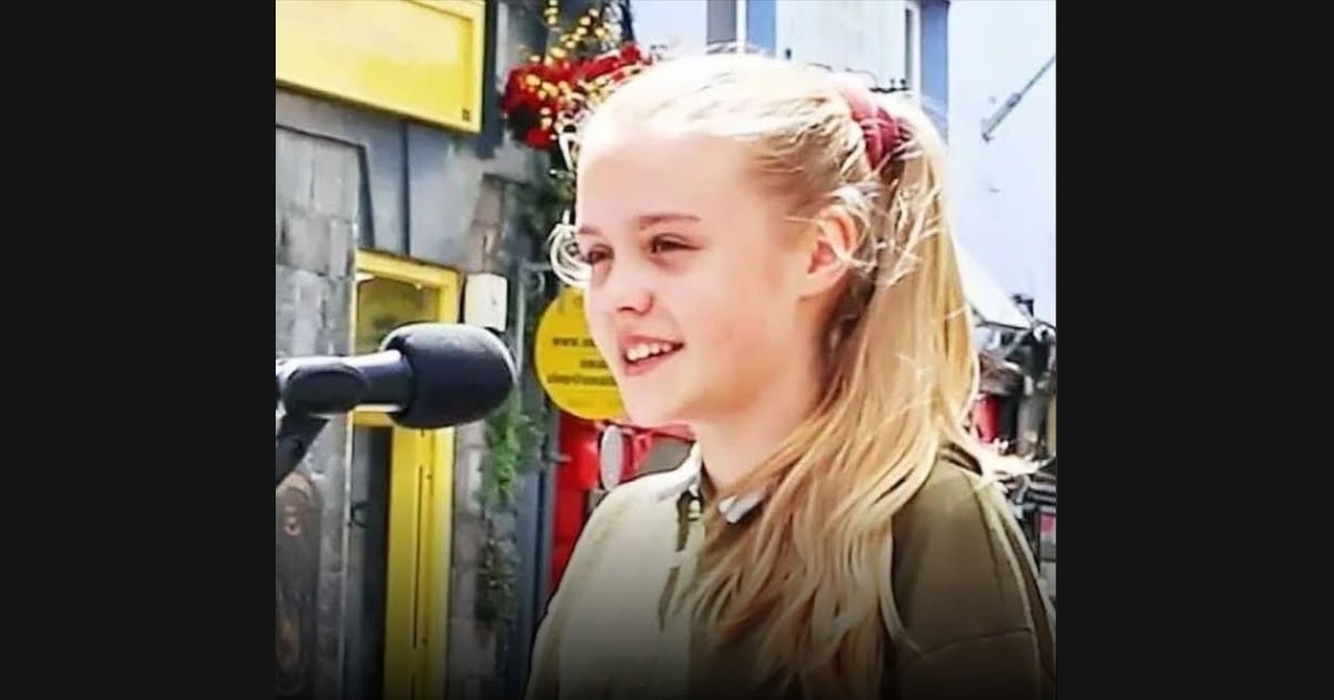 Mia Black Keeps “You Are the Reason” Clear in a Street Performance