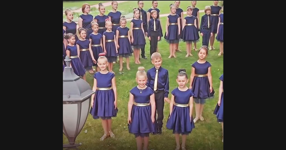 COLOR MUSIC Share “You Raise Me Up” in an Outdoor Choral Setting