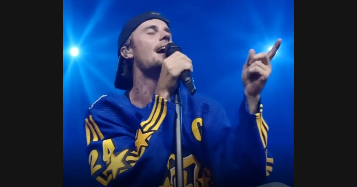 Bieber Gives “Snooze” an Acoustic Concert Setting in Toronto