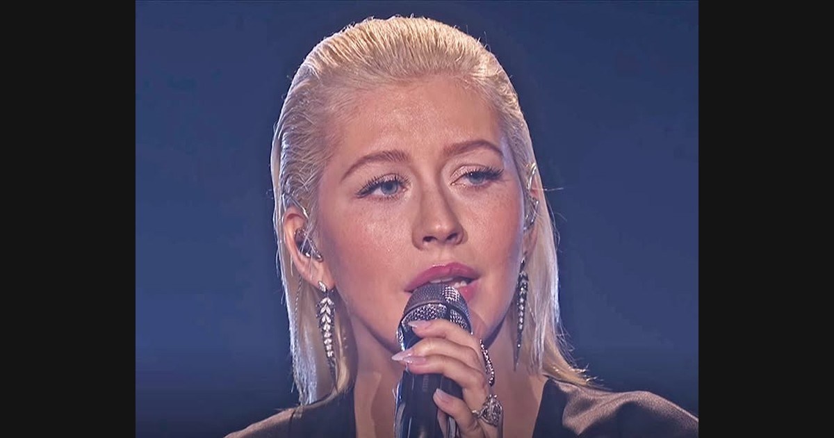 Christina Aguilera Sings a Whitney Houston Tribute at the AMAs