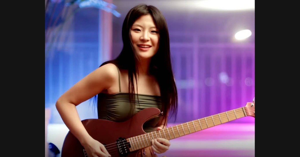 Izzyful Plays “Canon Rock” on Electric Guitar