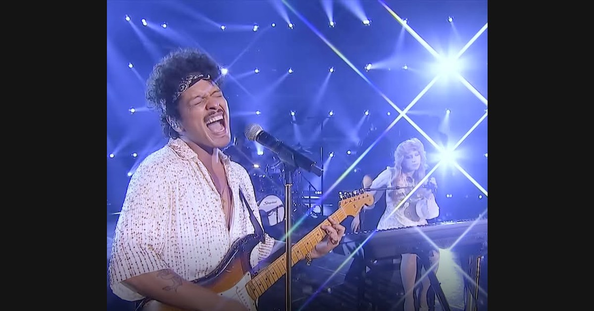 Lady Gaga and Bruno Mars Sing “Die with a Smile” in Las Vegas